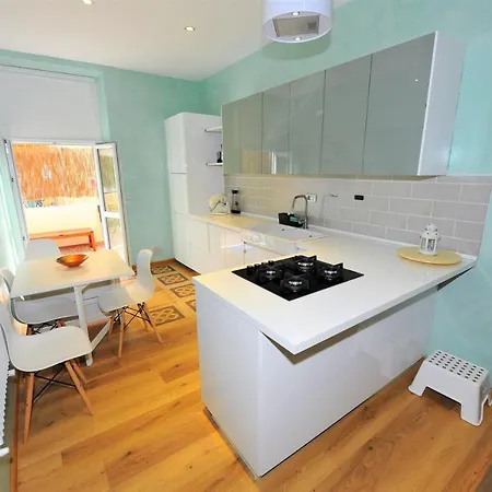 Joivy Stylish 3-bed Flat In * Genoa